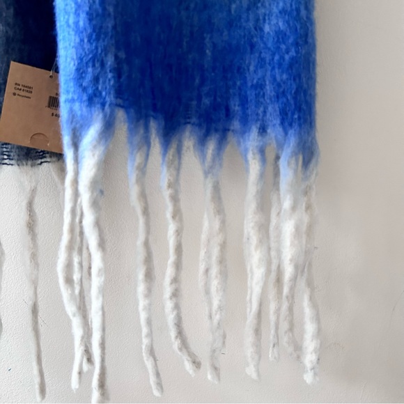 JUST COZY | Luxurious Bouclé Scarf - Picture 8 of 9